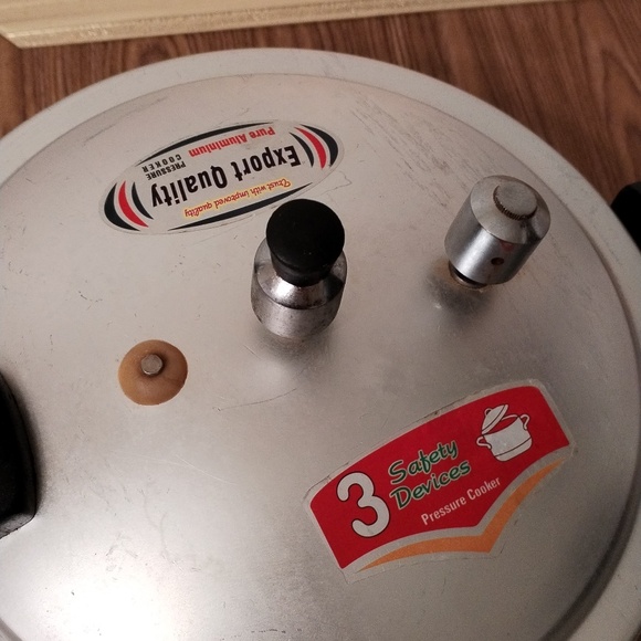 4 Qt Aluminum Pressure Cooker with Safety Valve & Locking...